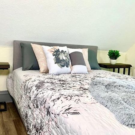 Вилла 5Br Niagara Getaway Prime Location-Sleeps 10 Ниагара-Фолс Экстерьер фото